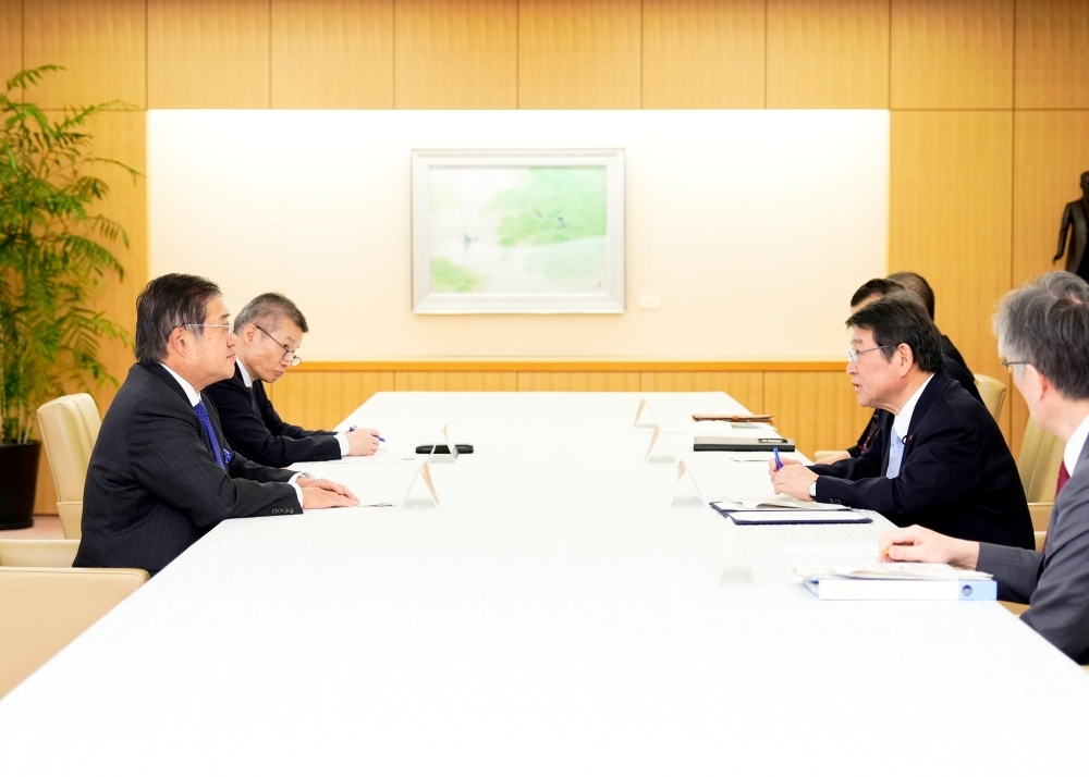 安永委員長と懇談する茂木外務大臣