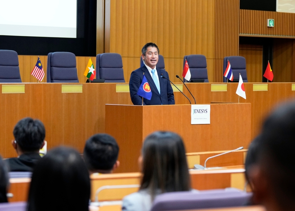 「日本・ASEAN学生会議」参加学生らに向けて歓迎の言葉を述べる大西政務官