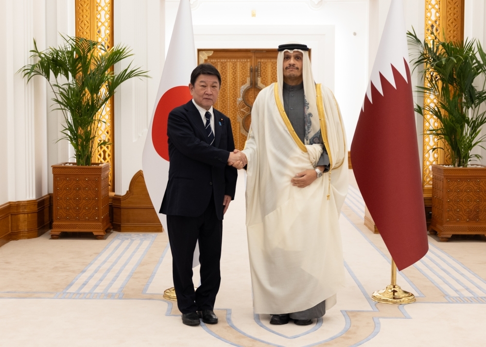 握手をする茂木外務大臣とムハンマド首相兼外務大臣