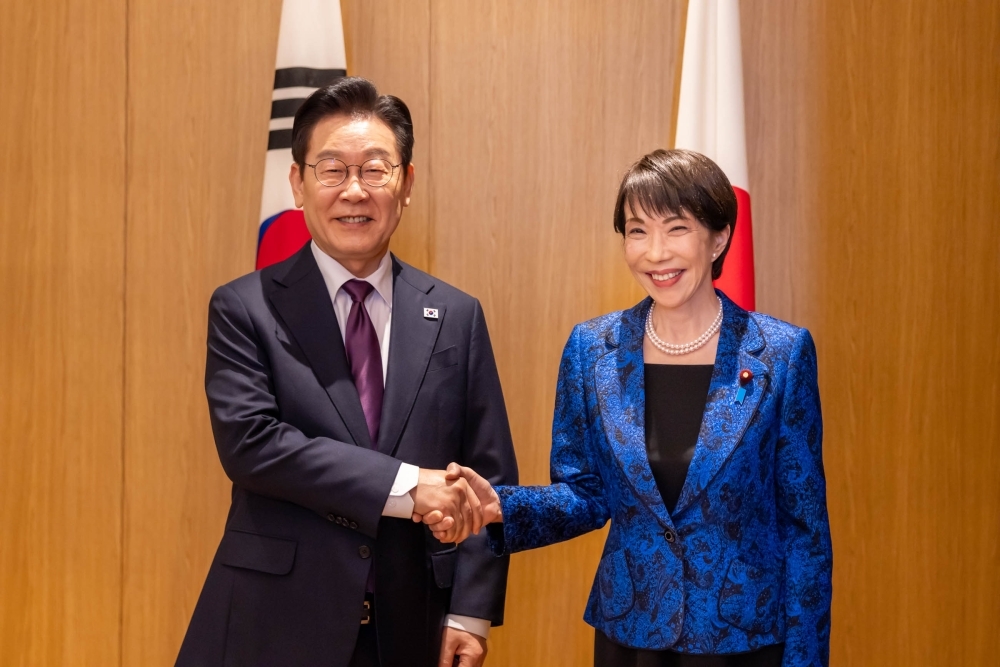 握手する両首脳