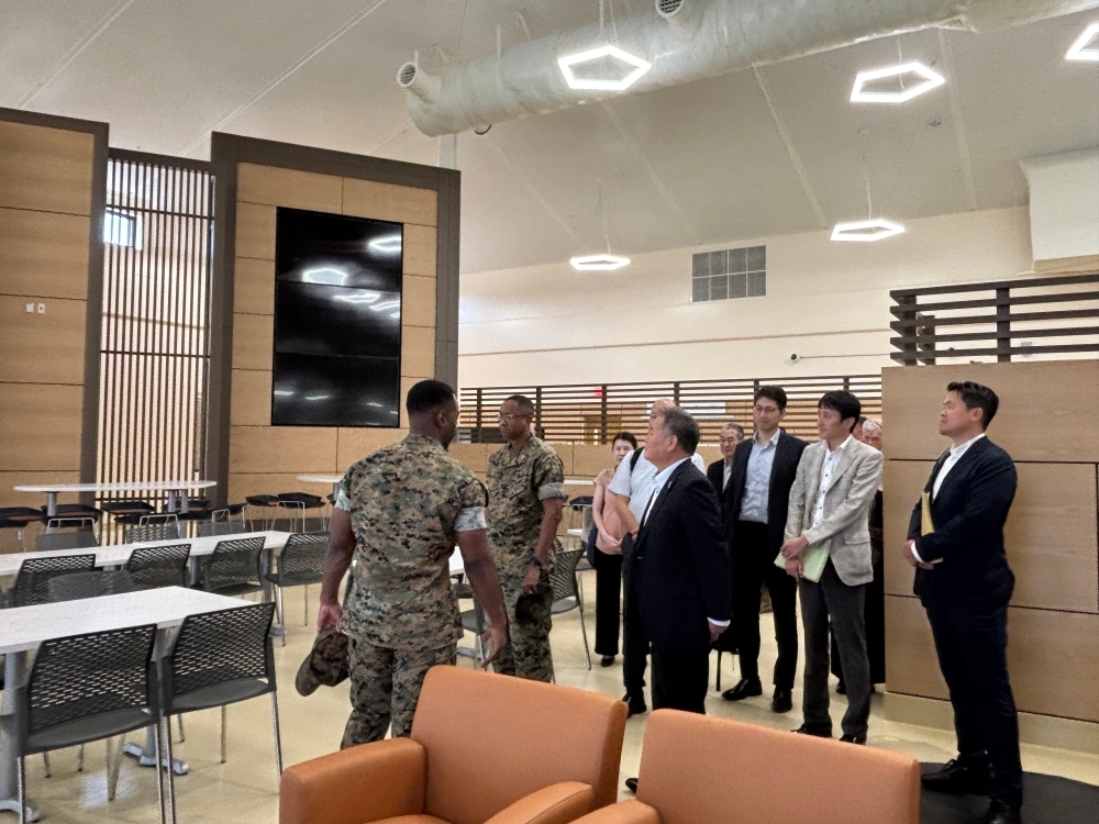 グアム移転事業現場の視察をする尾上補佐官の様子