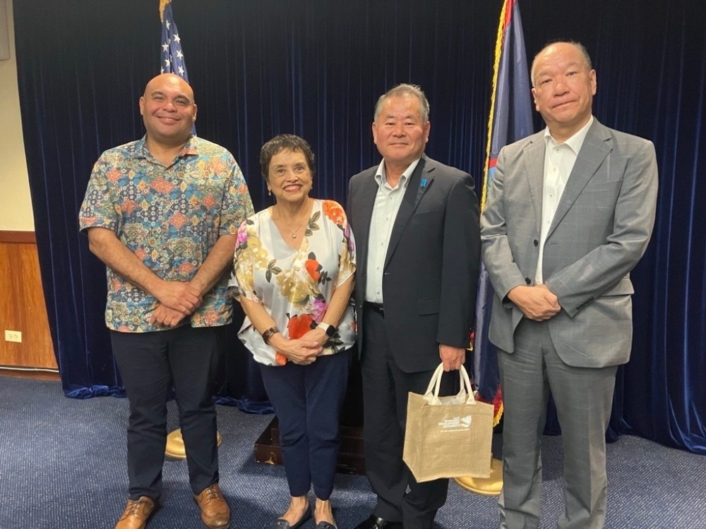 レオン・ゲレーロ・グアム準州知事と尾上補佐官の意見交換の様子