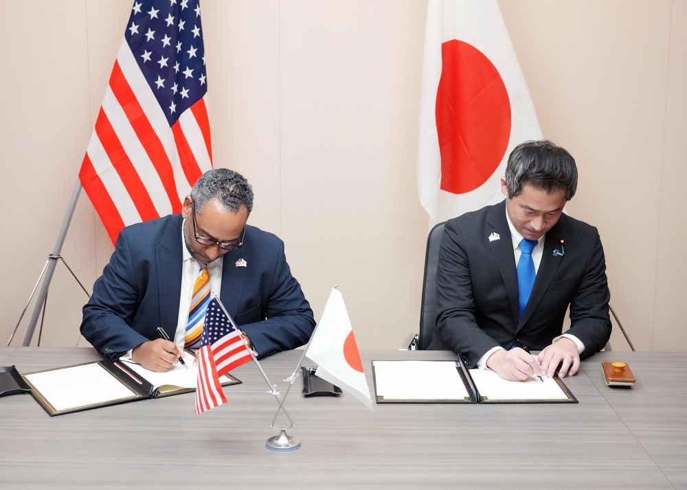 延長議定書に署名する大西政務官とアーロン・D・スナイプ駐日米国臨時代理大使