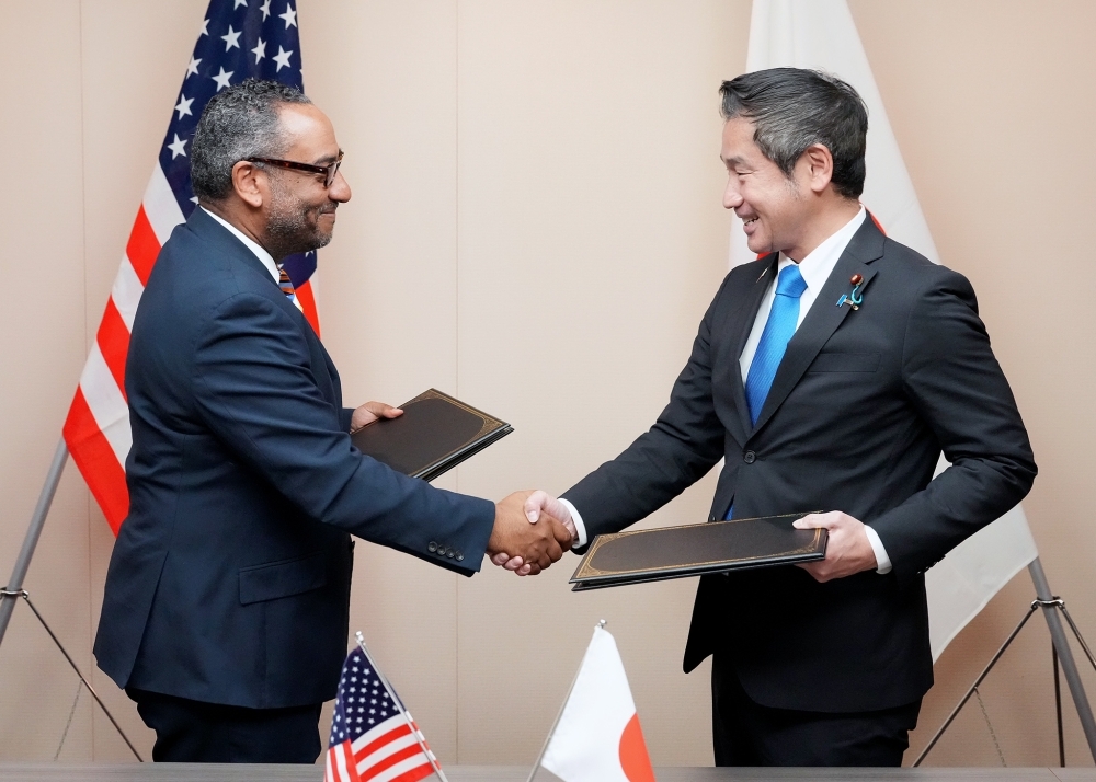 握手をする大西政務官とアーロン・D・スナイプ駐日米国臨時代理大使