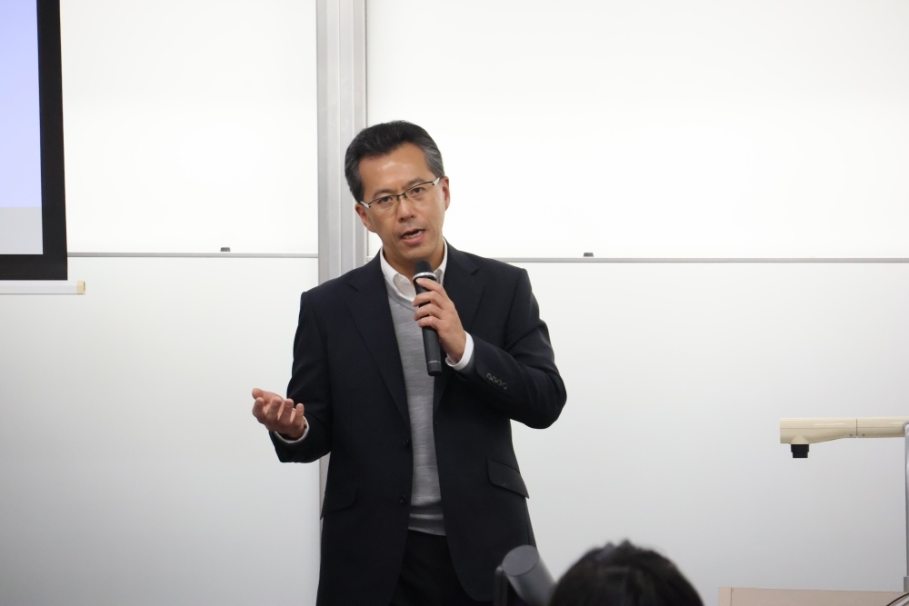 欧州局政策課の望月課長が講演している様子