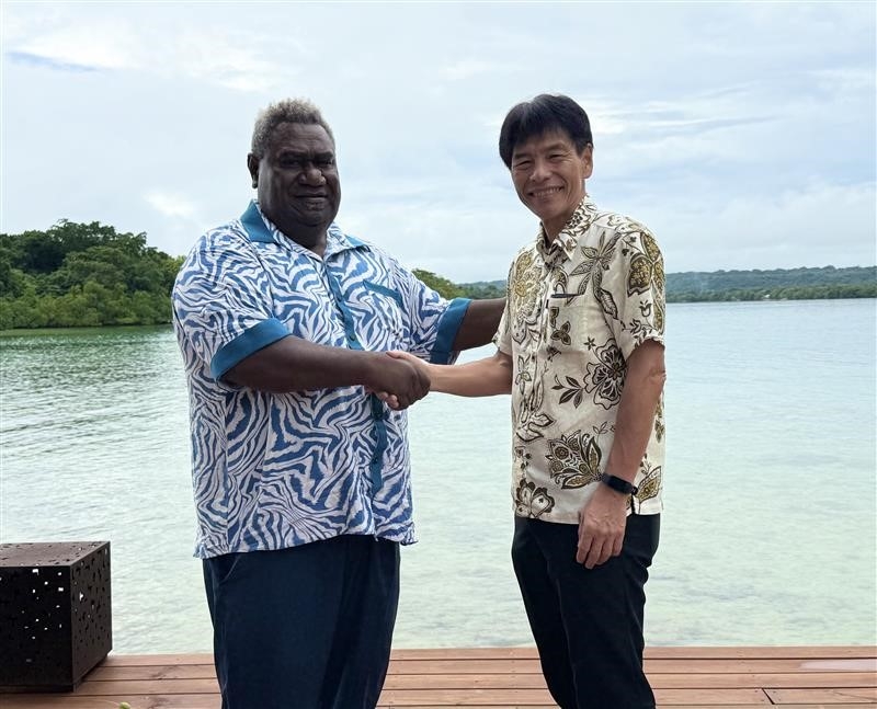 握手をする島田外務大臣政務官とサムセン・バヌアツ貿易・商業大臣