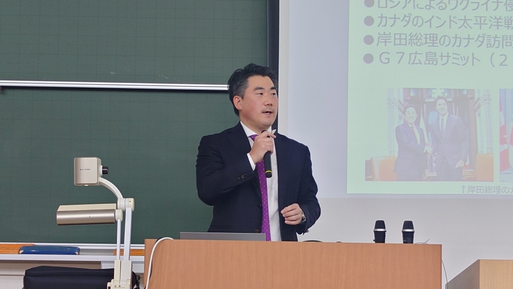 総合外交政策局政策企画室の吉田室長が、「国際情勢認識と日本外交の展望」をテーマに、「外交青書」の内容に沿って、具体的な事案の紹介を交えながら解説している様子