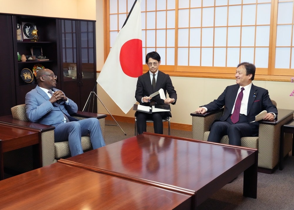 ケトゥ・シリムワミ官房長と懇談する堀井副大臣