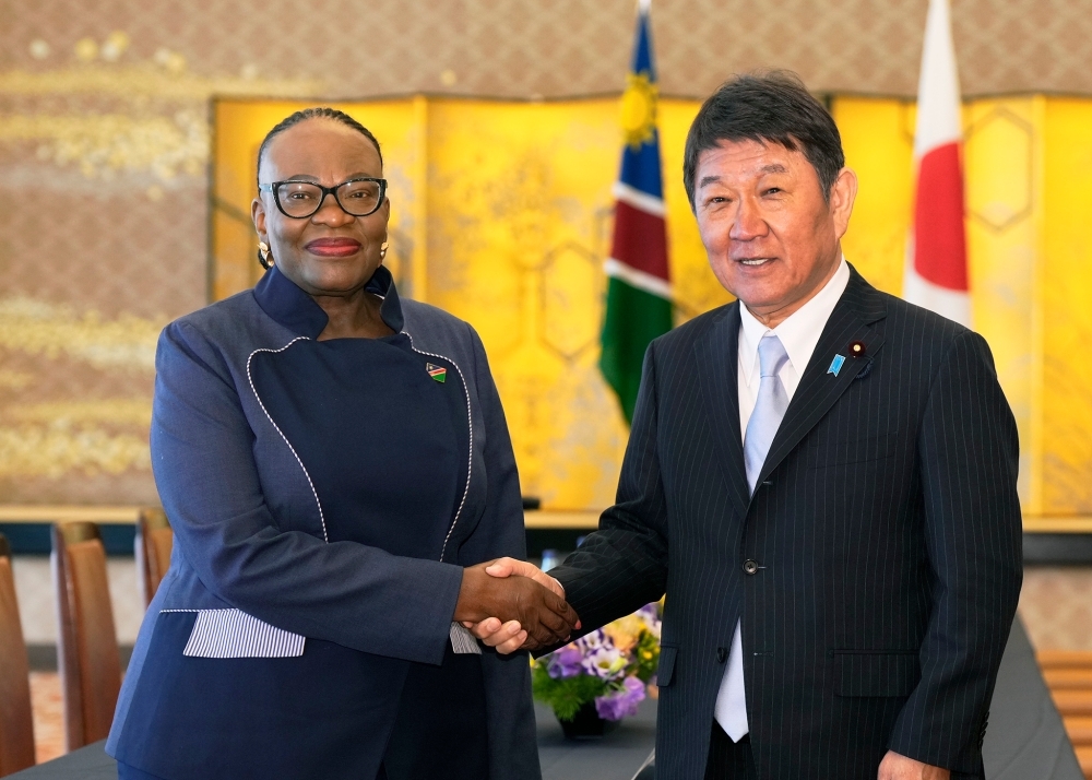 握手をする茂木外務大臣とアシパラ＝ムサヴィ・ナミビア国際関係・貿易大臣