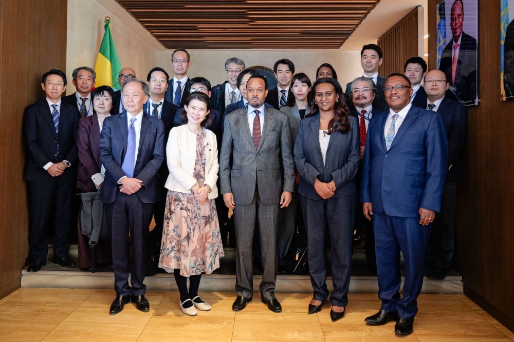 国光外務副大臣とアフメド財務大臣を中心とする関係者の記念写真