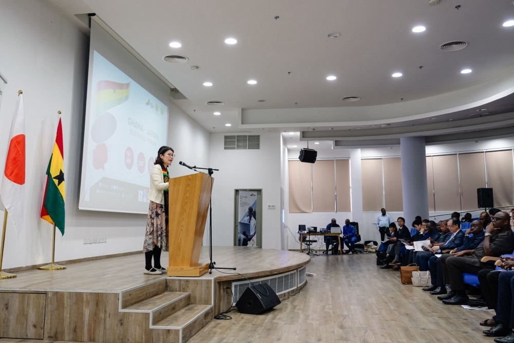 フォーラムで挨拶をする国光外務副大臣