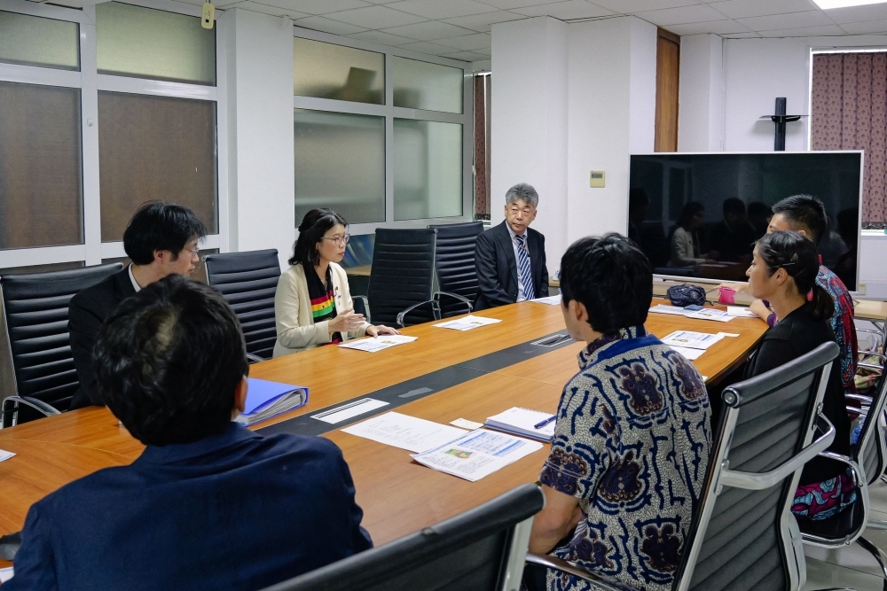 意見交換をする国光外務副大臣とJICA海外協力隊員