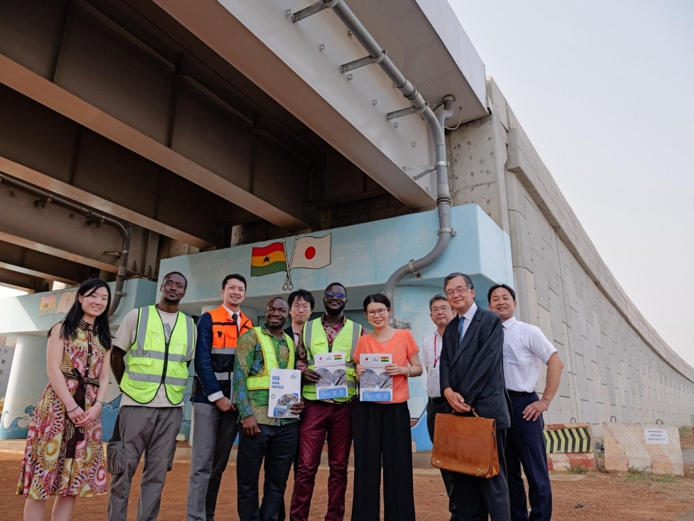 日本の無償資金協力で整備されたテマ交差点を訪問する国光外務副大臣と関係者