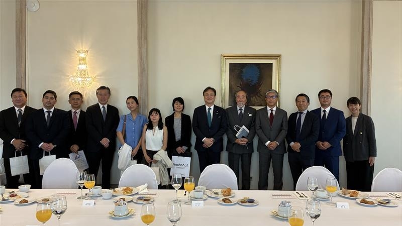 堀井副大臣と朝食会出席者との記念撮影