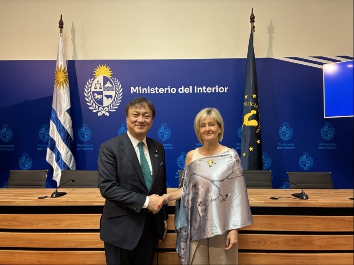 握手をする堀井副大臣とバルベルデ内務大臣代行