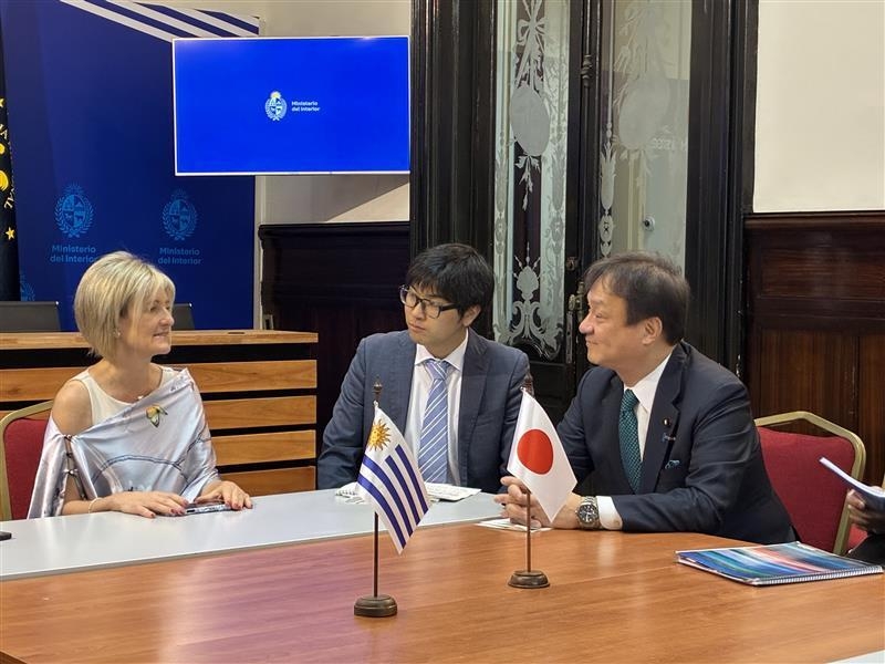 堀井副大臣とバルベルデ内務大臣代行との会談の様子