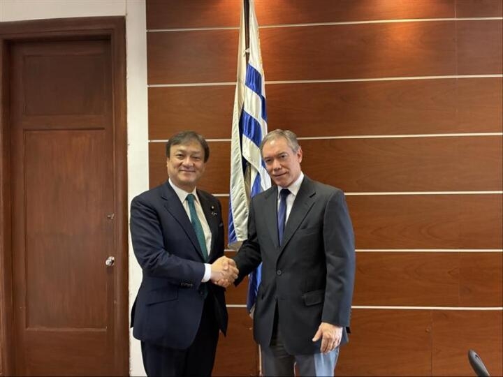 握手をする堀井副大臣とバルコルバ経済財務大臣代行