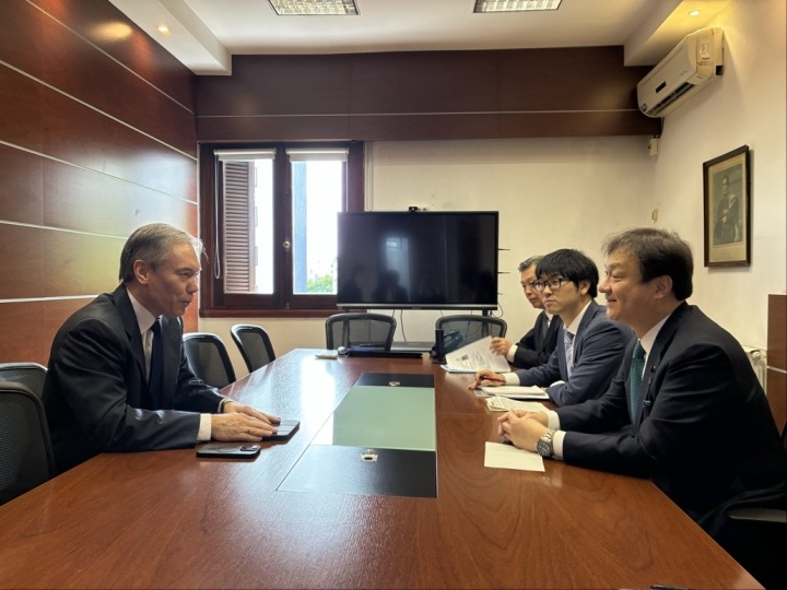 堀井副大臣とバルコルバ経済財務大臣代行との会談の様子