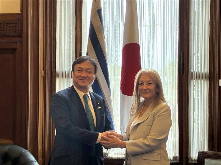 握手をする堀井副大臣とコッセ副大統領