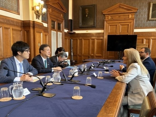 堀井副大臣とコッセ副大統領との会談の様子