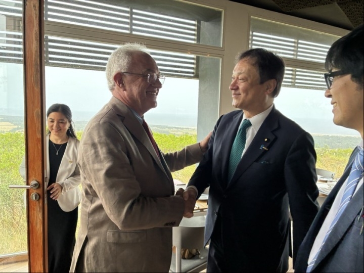 握手をする堀井副大臣とルベッキン外務大臣