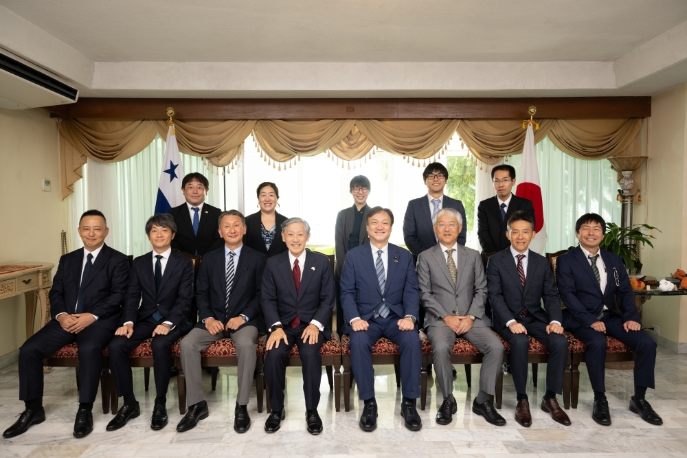 堀井副大臣と日系企業関係者との記念撮影