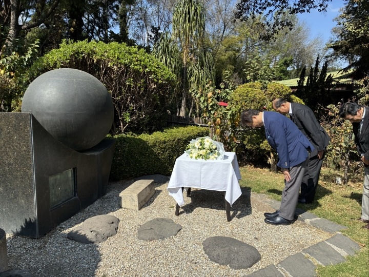 日墨会館における献花