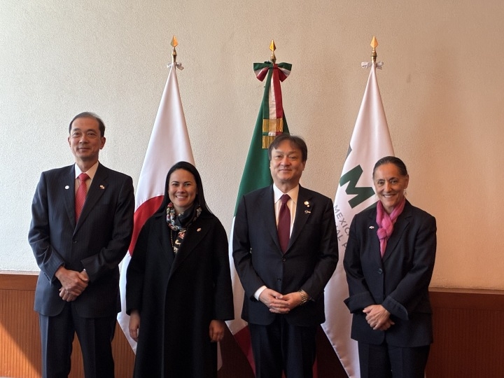 堀井副大臣とデル・モラル長官ほかとの記念撮影