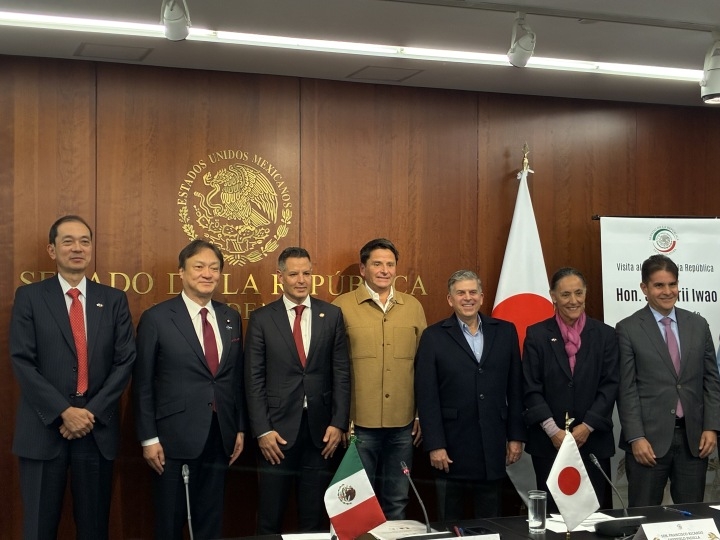 堀井副大臣とムラット連邦上院外交委員長ほかとの記念撮影