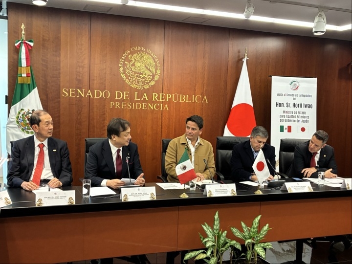 堀井副大臣とムラット連邦上院外交委員長との会談の様子