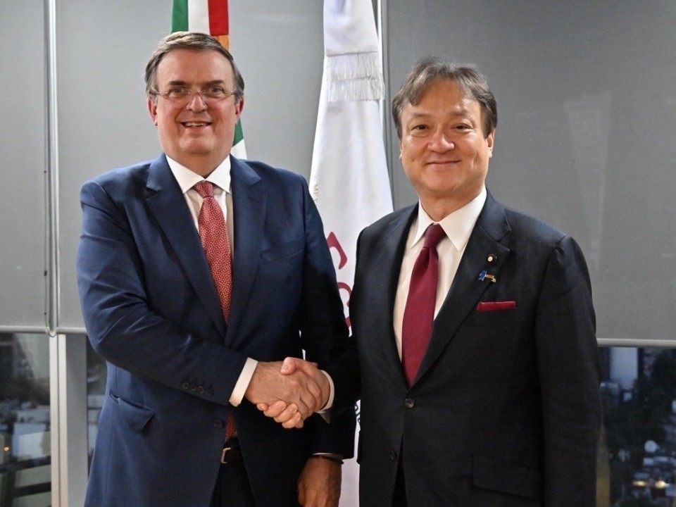 握手をする堀井副大臣とエブラル経済大臣