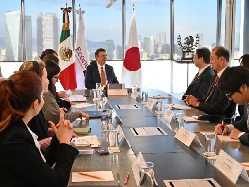 堀井副大臣とエブラル経済大臣との会談の様子