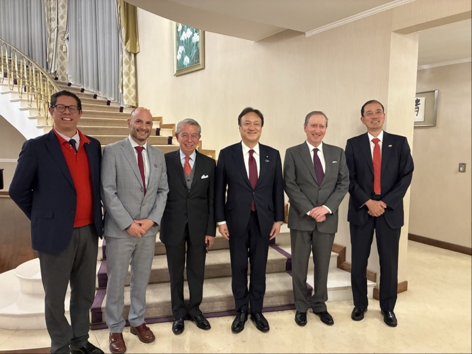 堀井副大臣と経済有識者との記念撮影