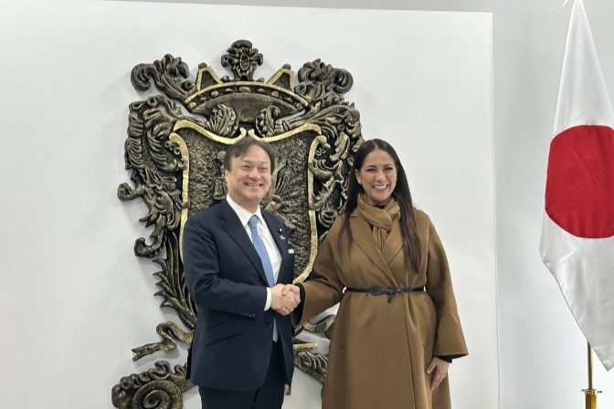 握手をする堀井副大臣とガルシア・グアナファト州知事