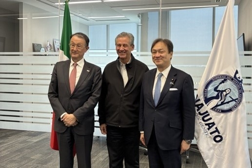 堀井副大臣とサンティジャーナGPI代表との記念撮影