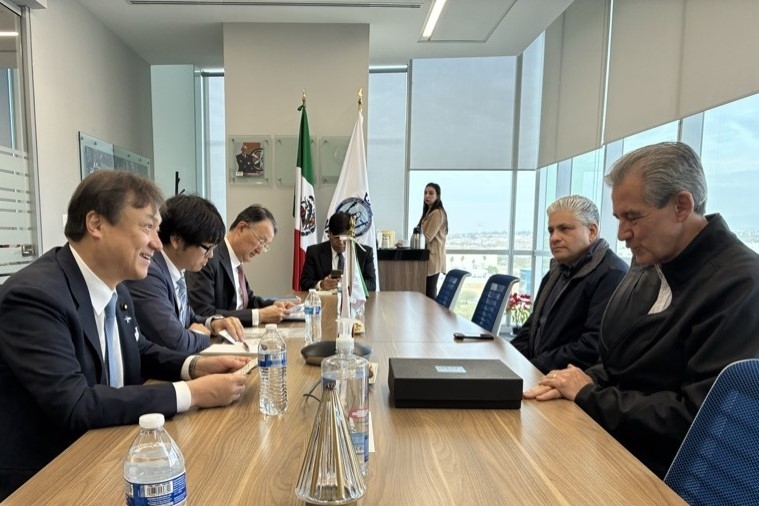 堀井副大臣とサンティジャーナGPI代表との会談の様子