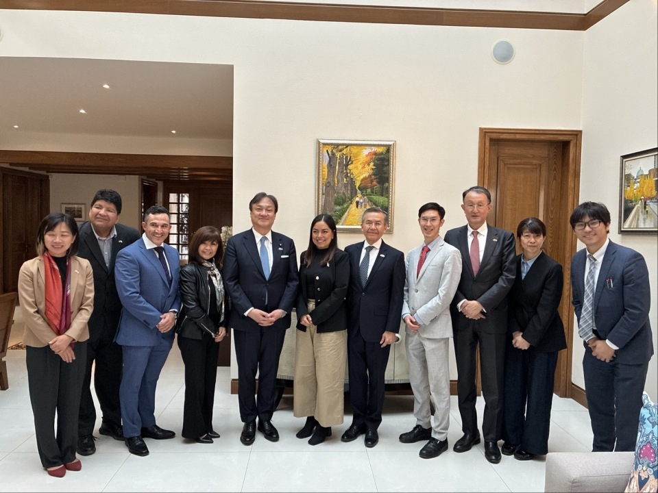 堀井副大臣とバヒオ日系人会関係者との記念撮影