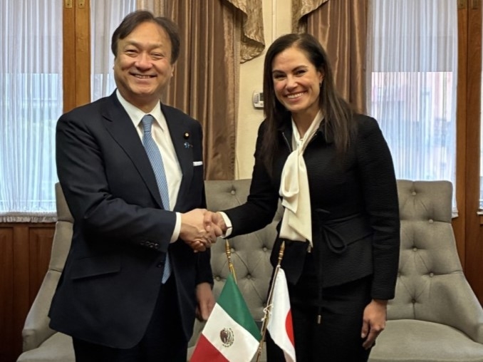 握手をする堀井副大臣とグティエレス・レオン市長