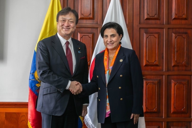 握手をする堀井副大臣とソメルフェルド外務大臣