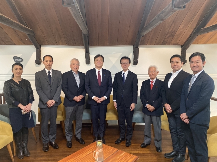 堀井副大臣と日本企業関係者との記念撮影