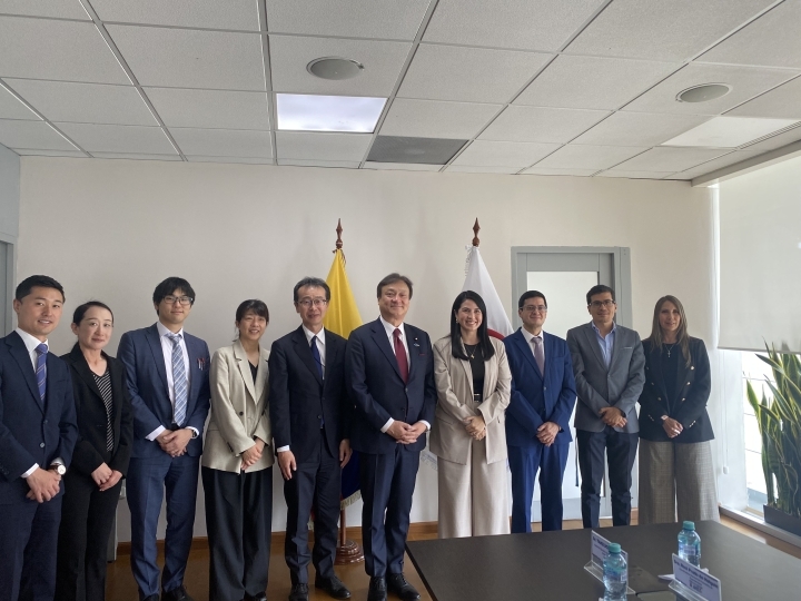 堀井副大臣とアルシバル次官一行との記念撮影