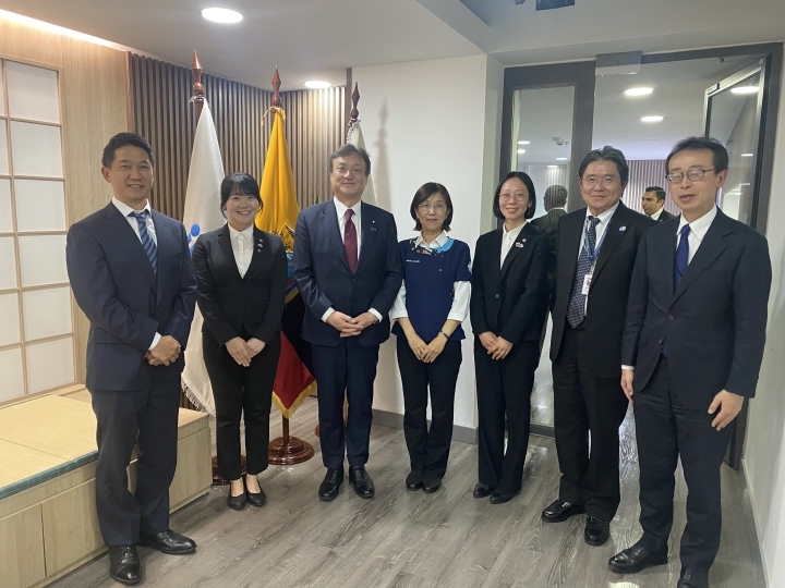 堀井副大臣とJICAの協力隊委員及び専門家との記念撮影