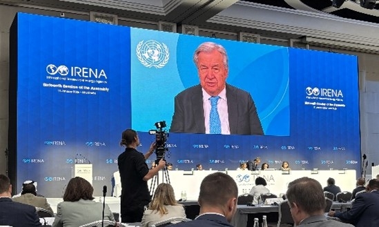 スクリーンに映し出されたグテーレス国連事務総長からのビデオメッセージ