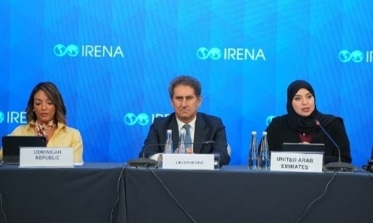 発言する参加国の代表者