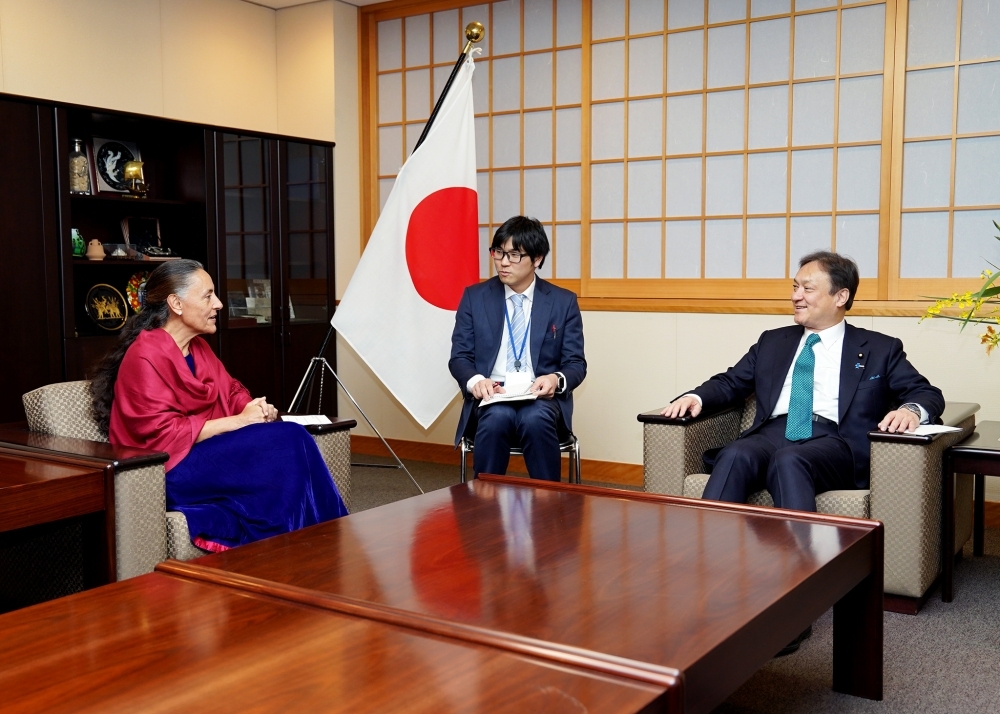 プリーア在京メキシコ大使と懇談する堀井副大臣の様子