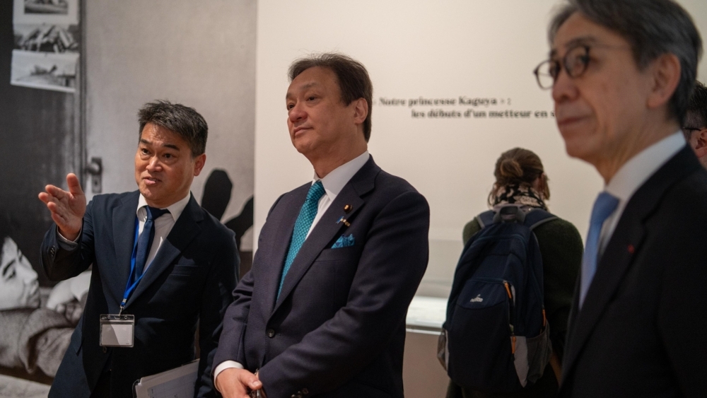 パリ日本文化会館で開催中の「高畑勲展」を鑑賞する堀井副大臣の様子