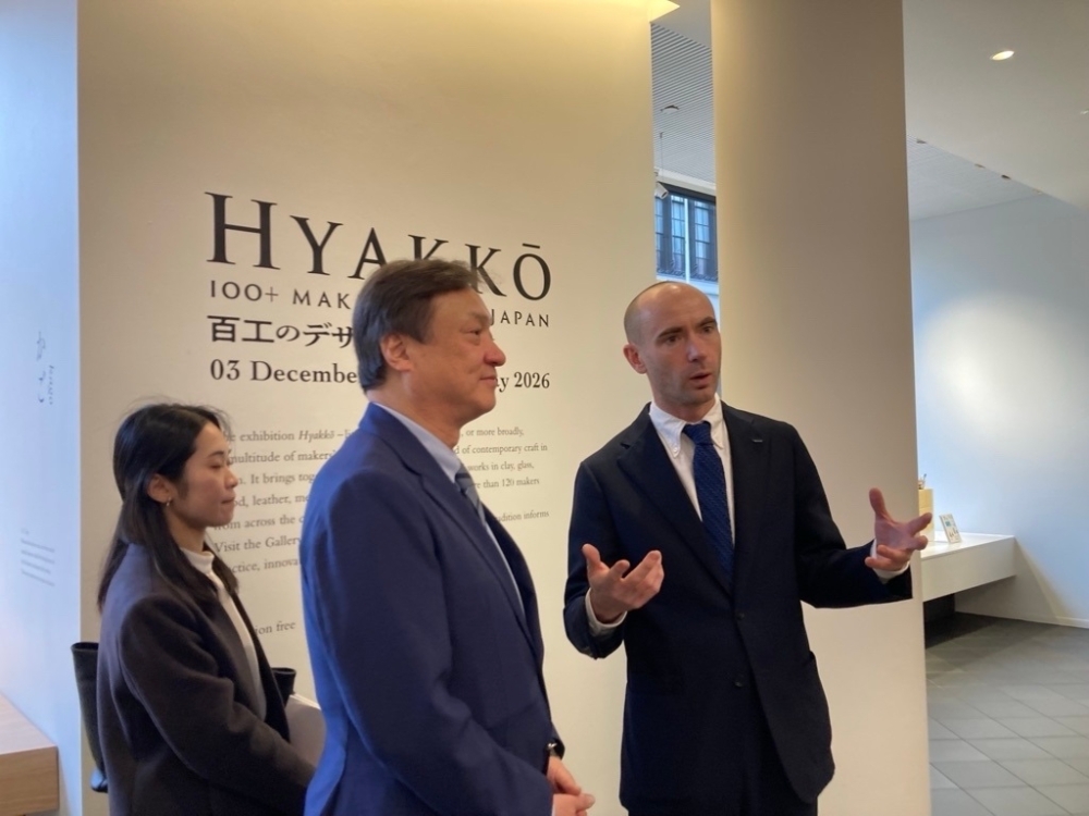 サム・ソーン館長から施設内の展示の案内を受ける堀井副大臣の様子