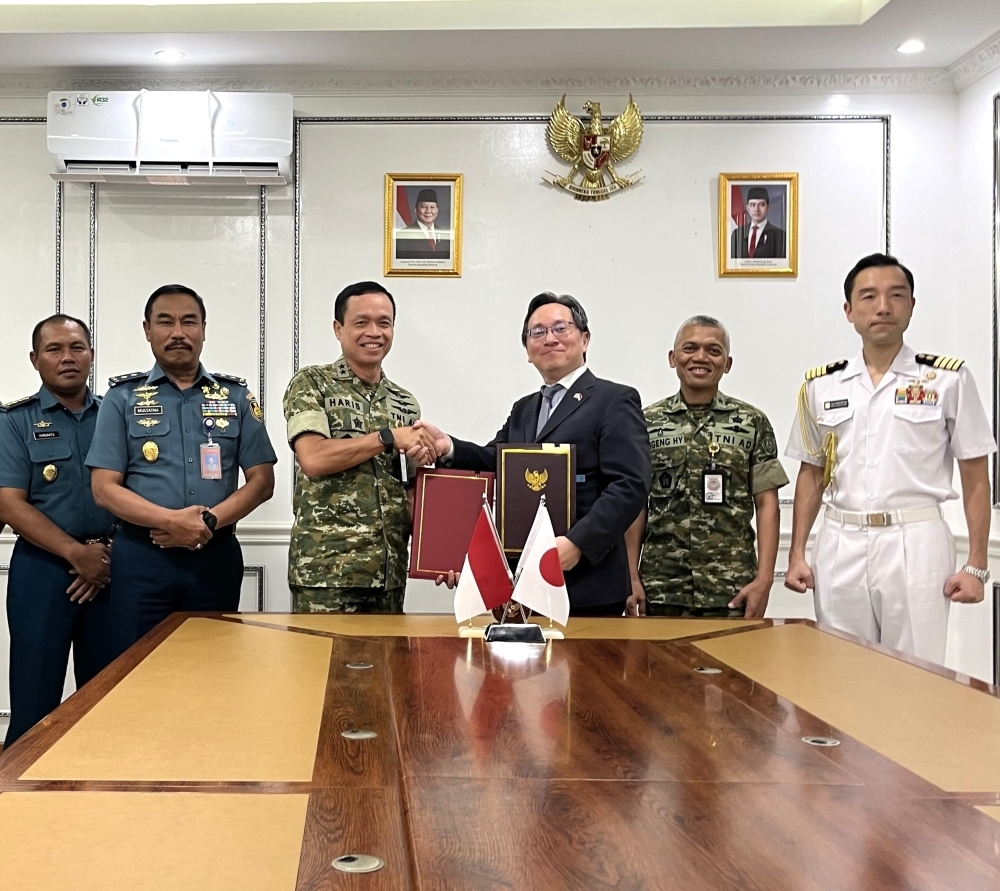 書簡への署名後、握手する明珍在インドネシア臨時代理大使と、ヘンドリクス・ハリス・ハリヤント・インドネシア国防省防衛戦力総局長