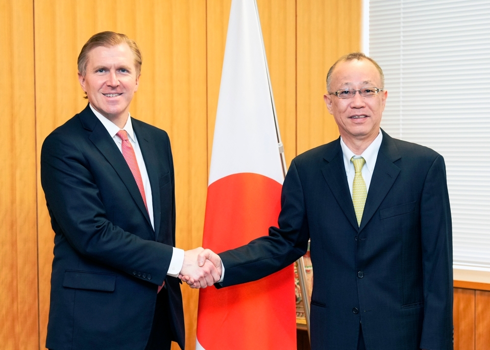 エルブリッジ・コルビー米戦争次官と握手する船越外務事務次官