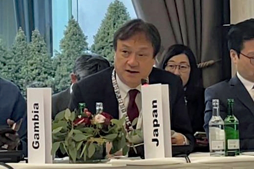 会合にて発言する堀井副大臣の様子